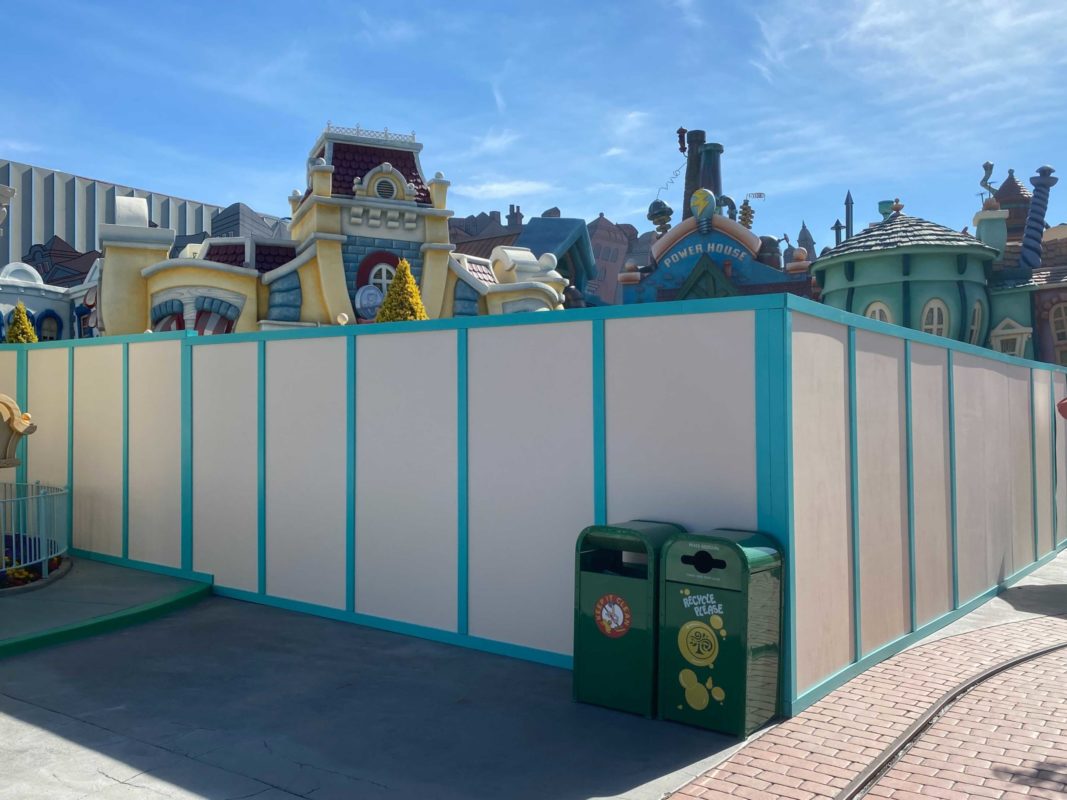 toontown-five-dime-gag-factory-construction-walls-5