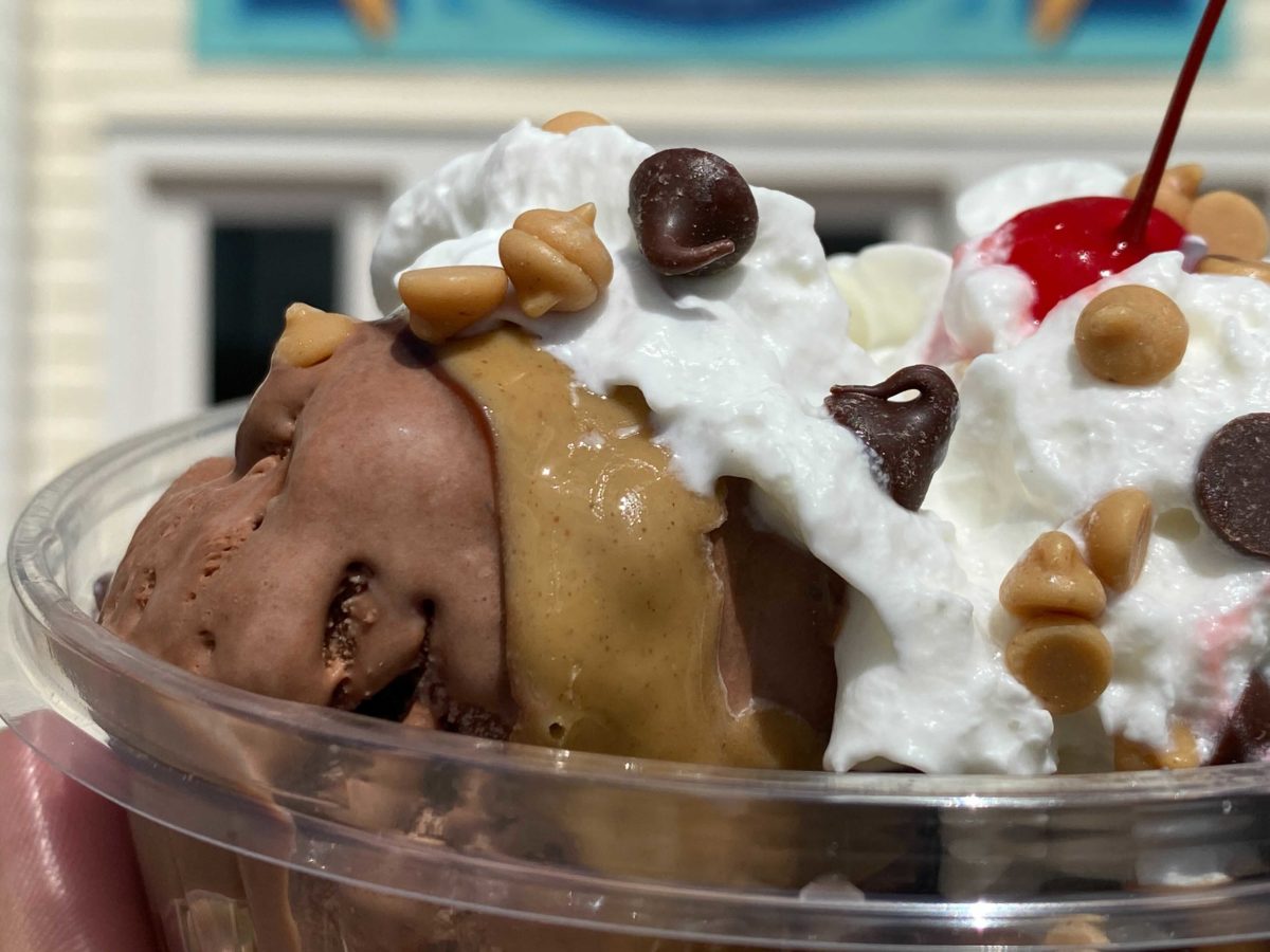 boardwalk-ice-cream-thundering-surf-peanut-butter-and-chocolate-sundae-1-7375238
