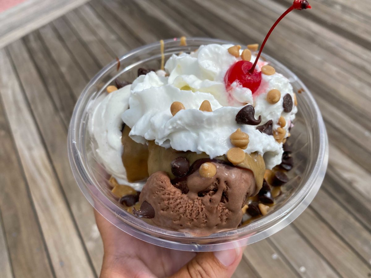 boardwalk-ice-cream-thundering-surf-peanut-butter-and-chocolate-sundae-11-6744143