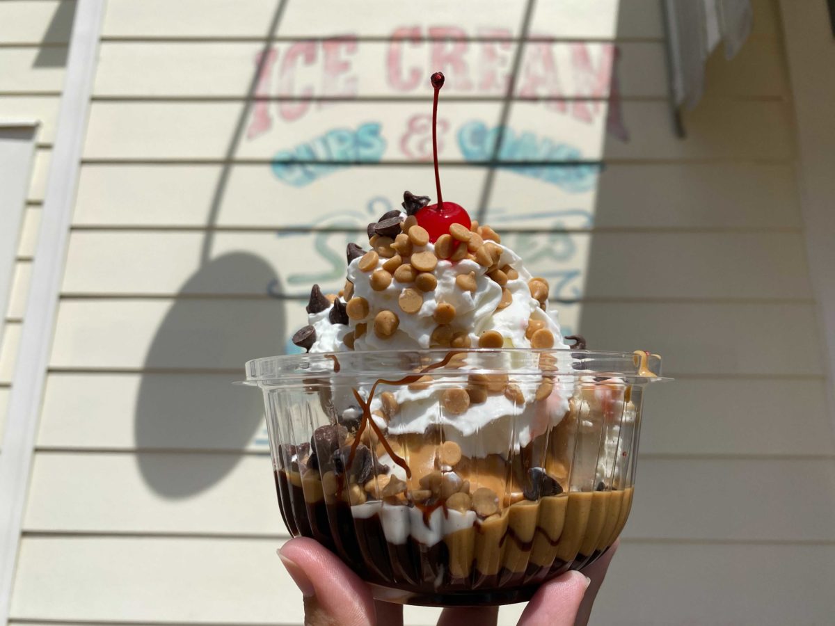 boardwalk-ice-cream-thundering-surf-peanut-butter-and-chocolate-sundae-3-2720583