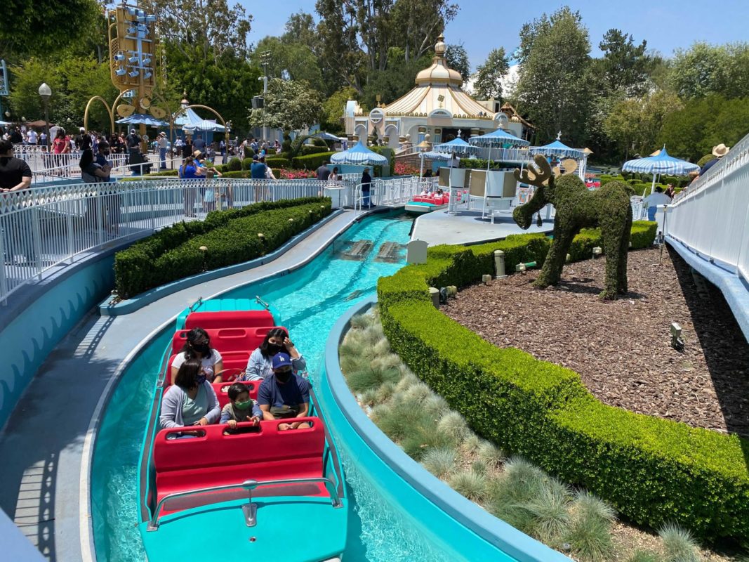 disneyland-its-a-small-world-1-2