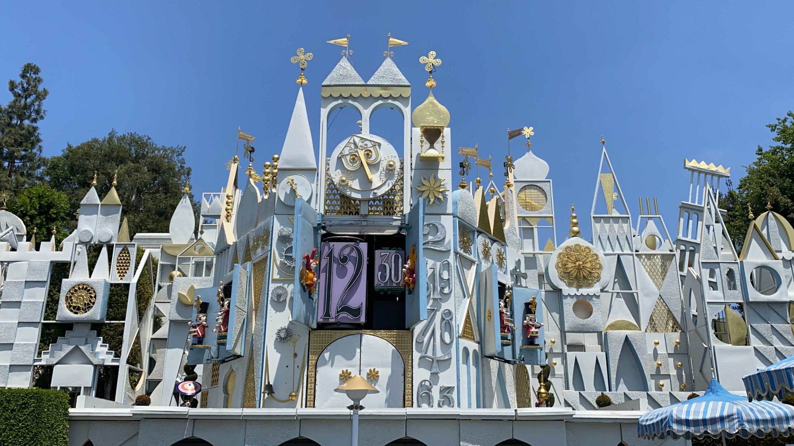 disneyland-its-a-small-world-1-3