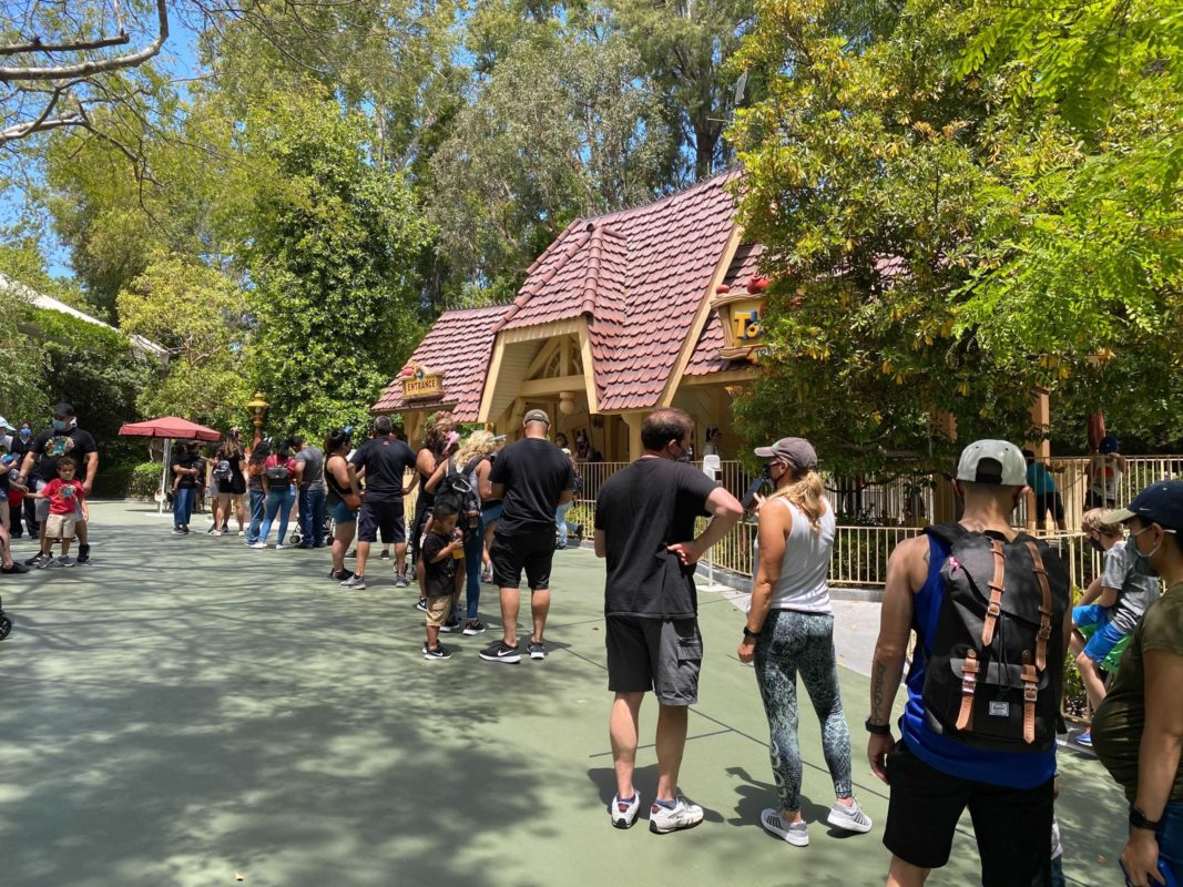 disneyland-railroad-toontown-4