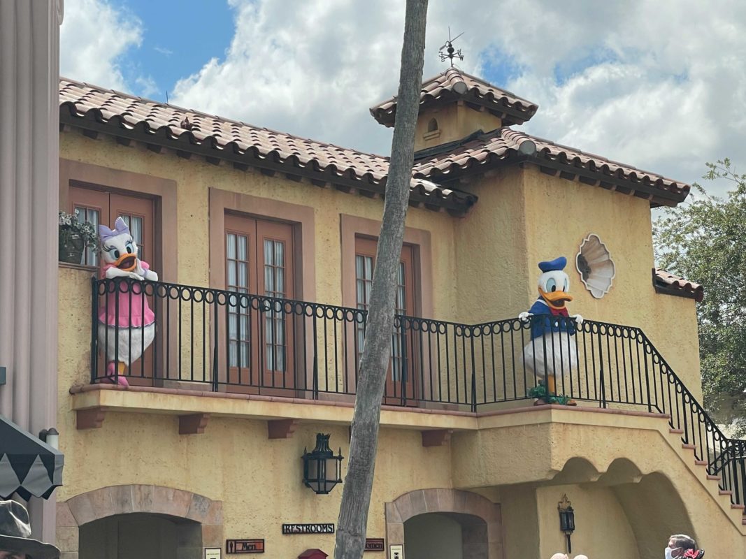 donald-and-daisy-duck-distanced-meet-and-greet-1-8856357