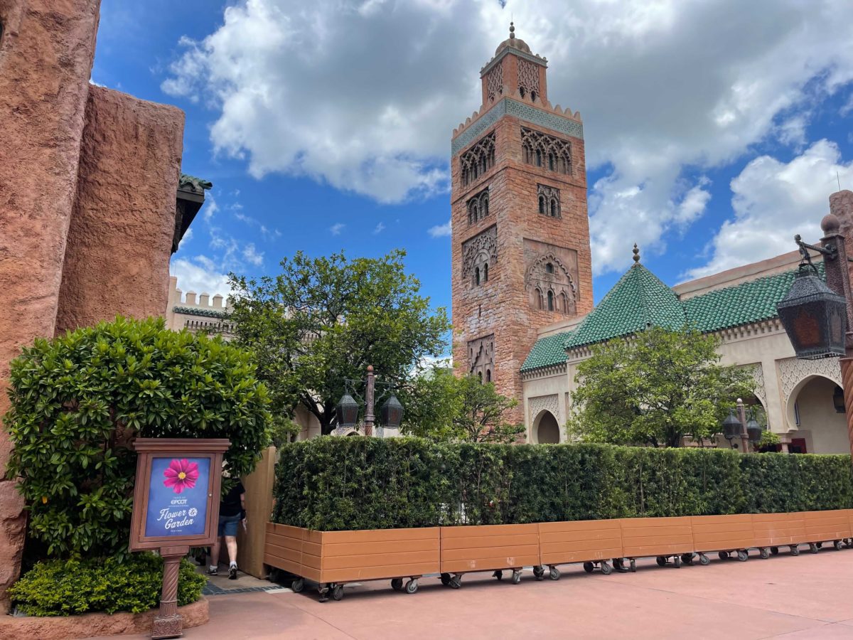 epcot-morocco-pavilion-planters-around-fountain-24-9676553