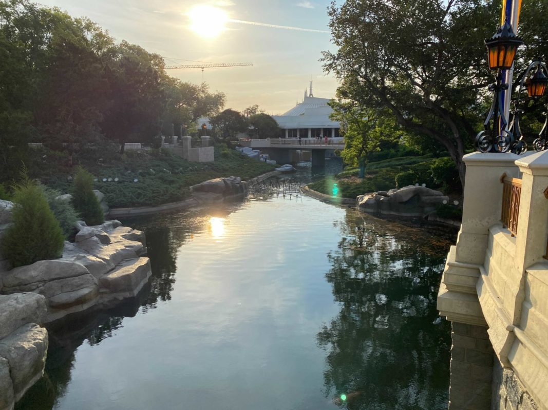 magic-kingdom-moat-3