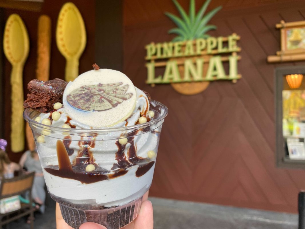 millenium-falcon-star-wars-soft-serve-sundae-2-6351995