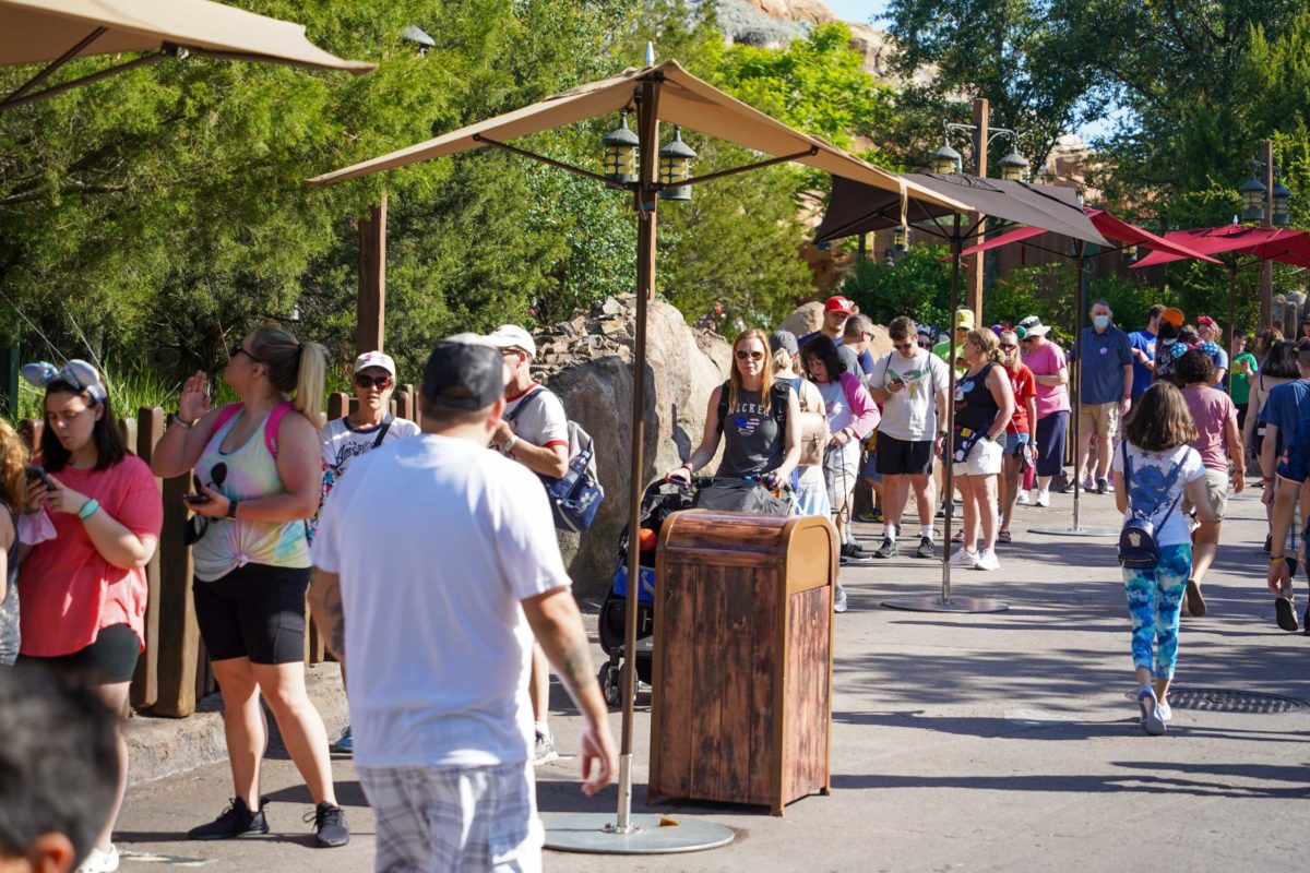 seven-dwarfs-mine-train-outdoor-queue-no-masks-3-7657543