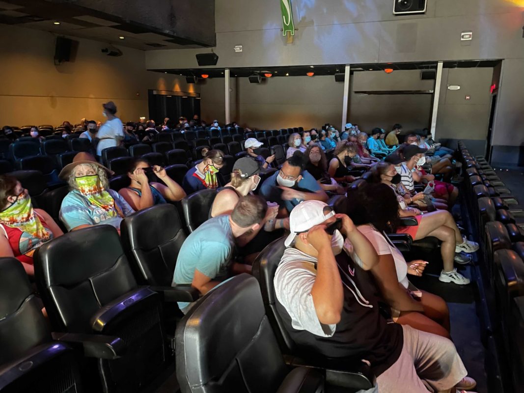 shrek-4d-distancing-11