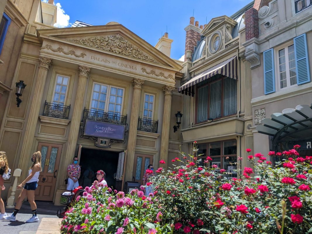 beauty-and-the-beast-sing-along-france-pavilion-epcot-no-physical-distancing-12-1533338