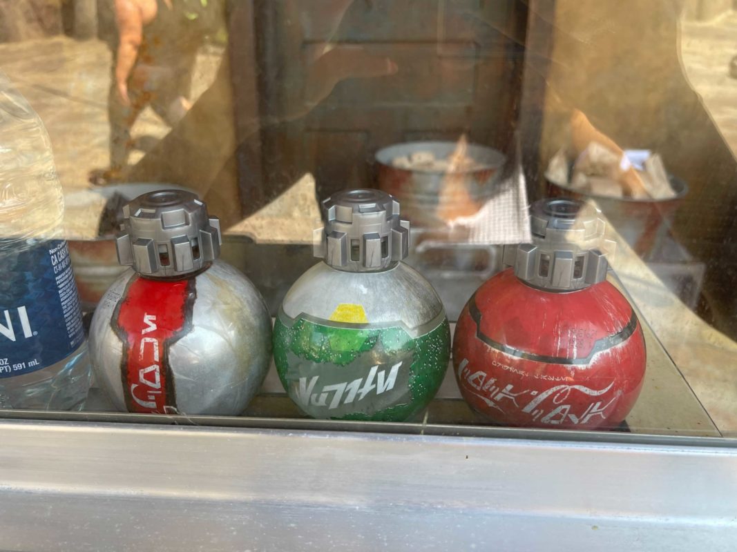 disneyland-star-wars-galaxys-edge-droid-cart-themed-coca-cola-products-4-2159461
