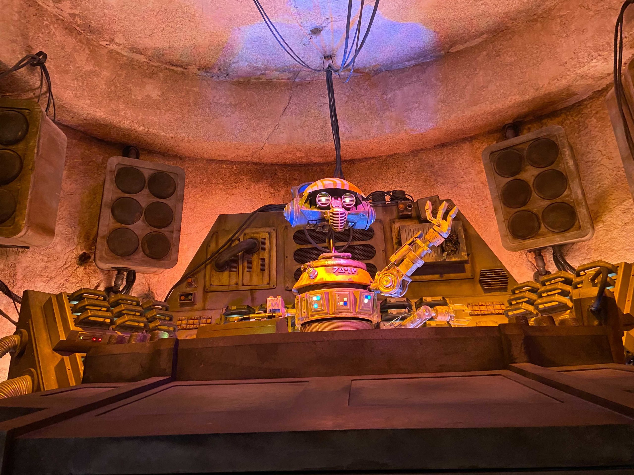 disneyland-star-wars-galaxys-edge-ogas-cantina-22-7245084