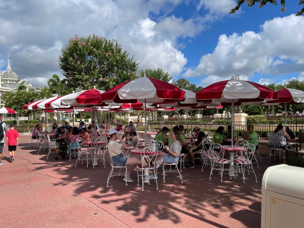 magic-kingdom-outdoor-dining-physical-distancing-signs-removed-6-2-21-4-4718101