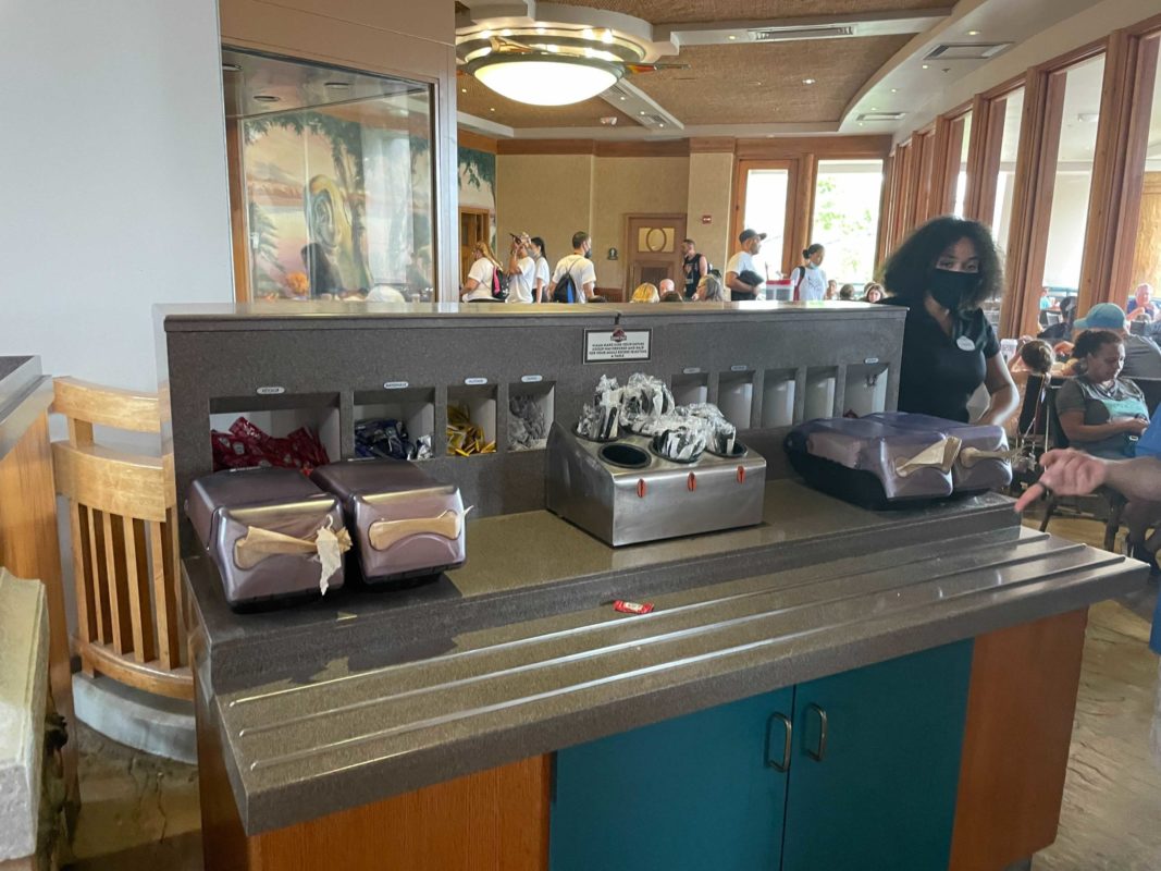 burger-digs-condiment-bar8