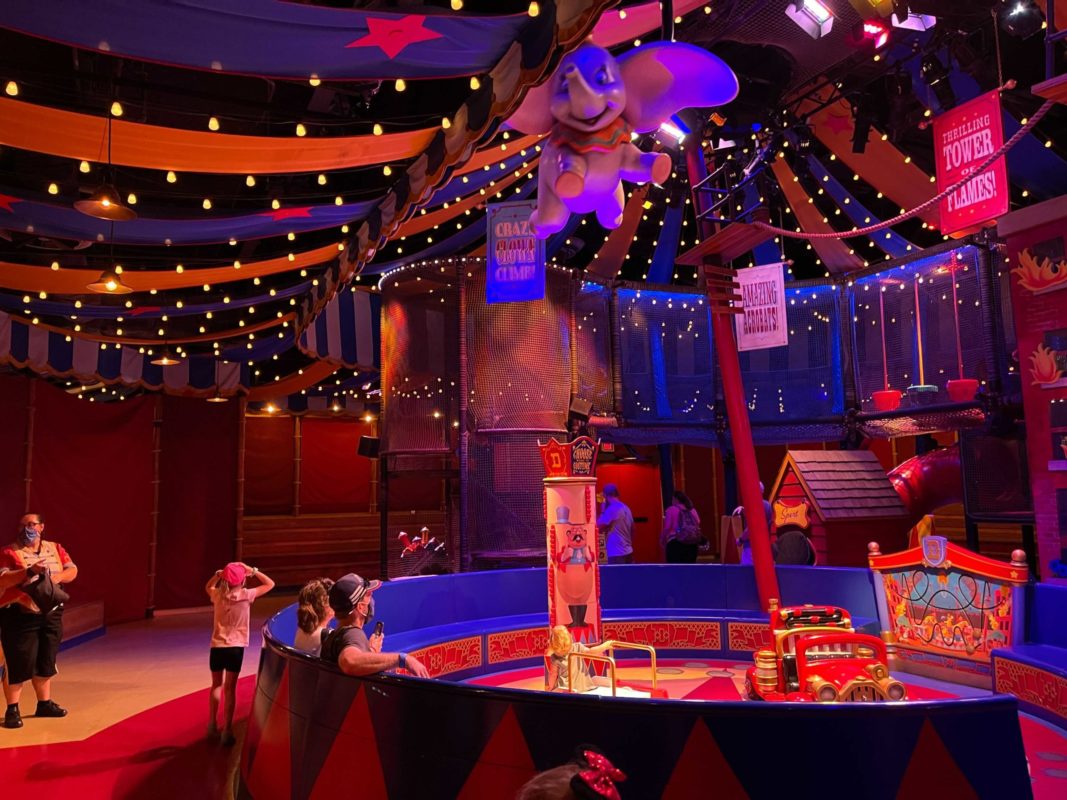 dumbo-the-flying-elephant-queue-7