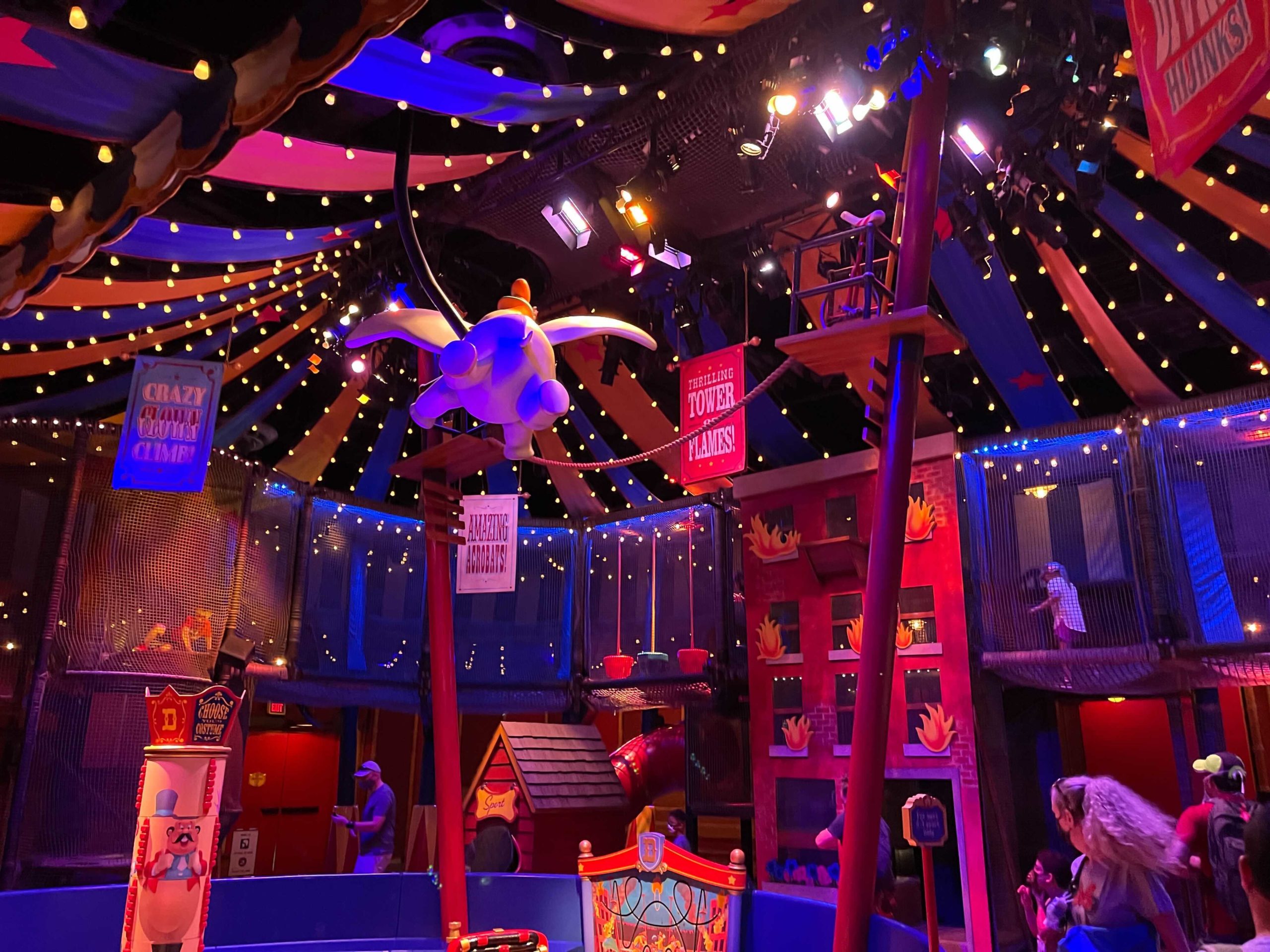 dumbo-the-flying-elephant-queue-8