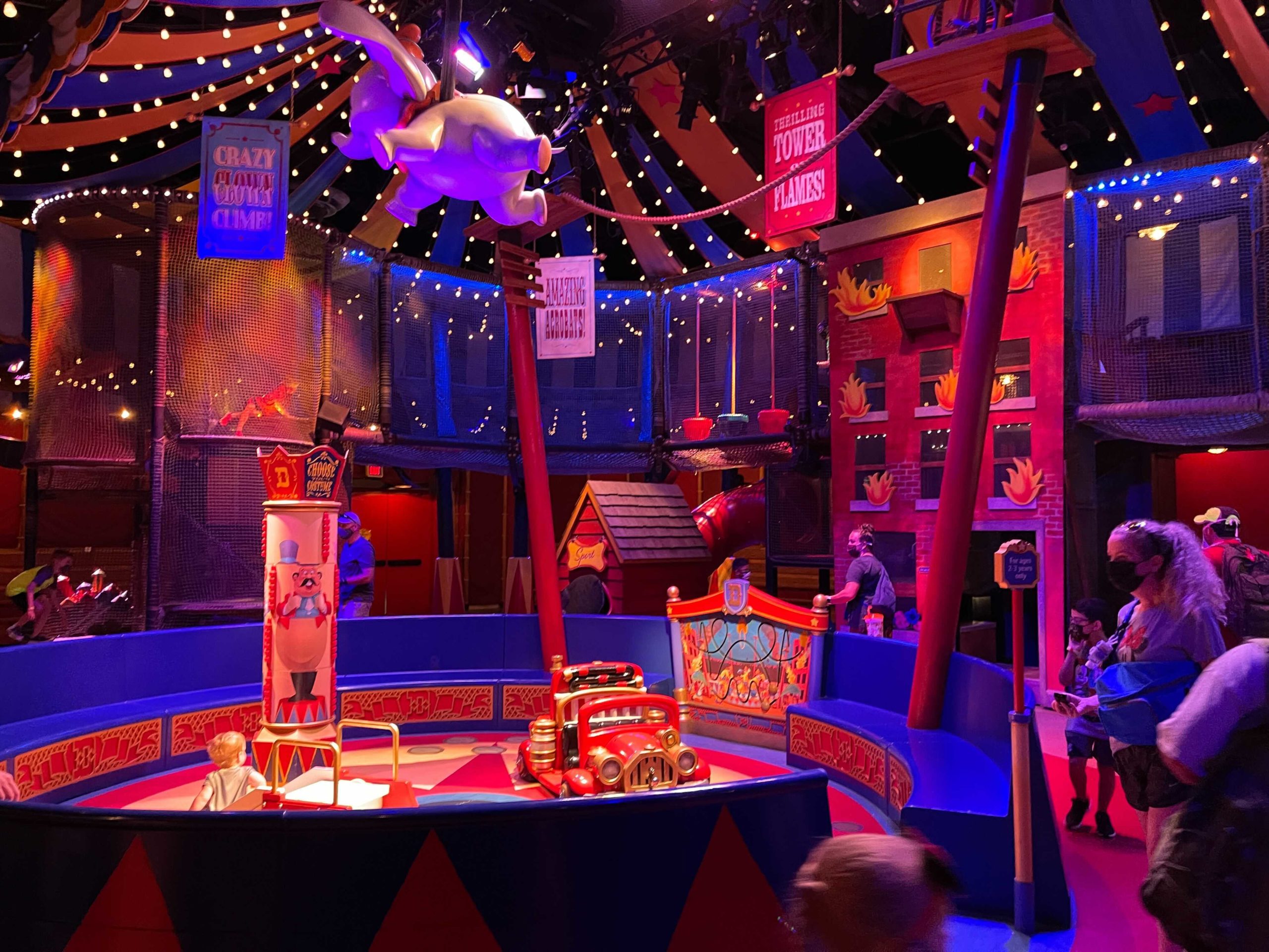 dumbo-the-flying-elephant-queue-9