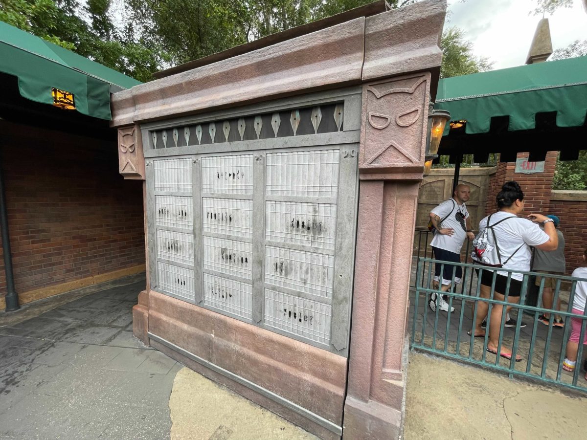 haunted-mansion-queue3