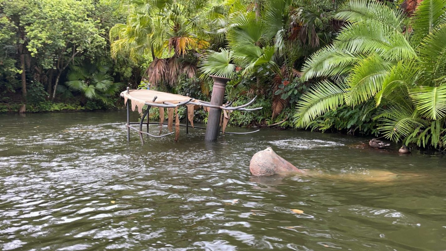 jungle-cruise-hippo-sunken-boat-3