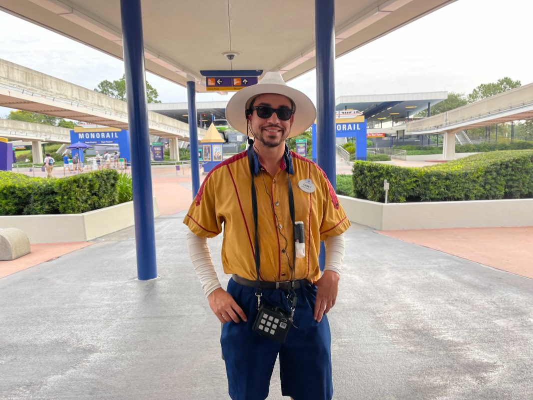 maskless-cast-member-4029758