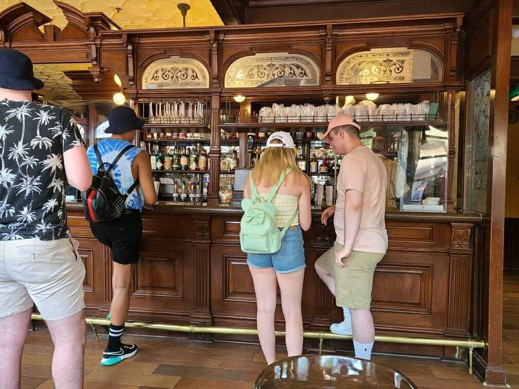 rose-and-crown-indoor-seating