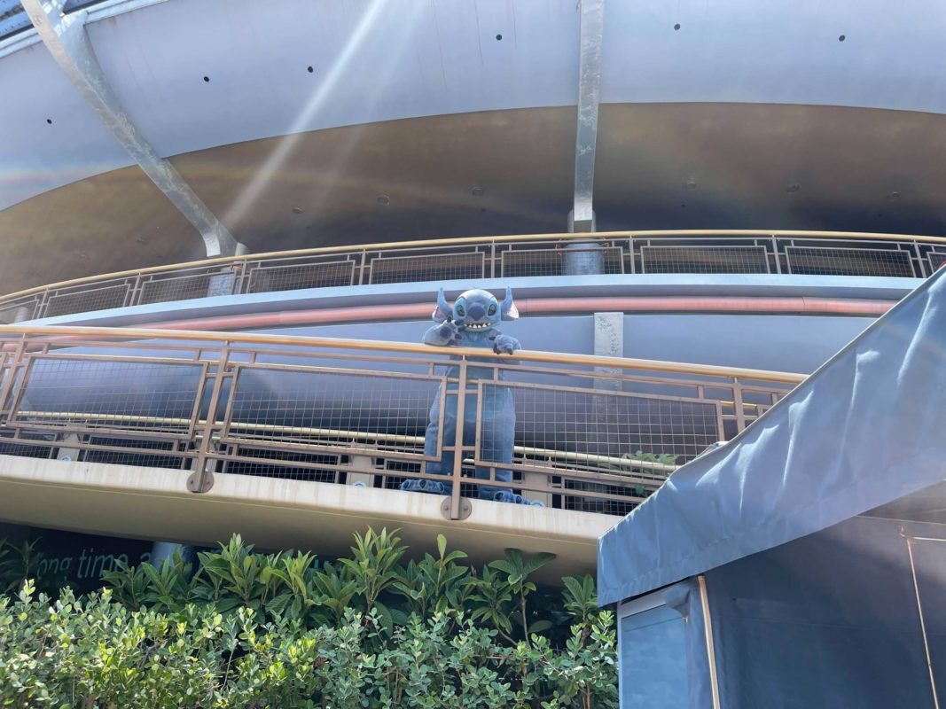 stitch-launch-bay-character-greeting-4