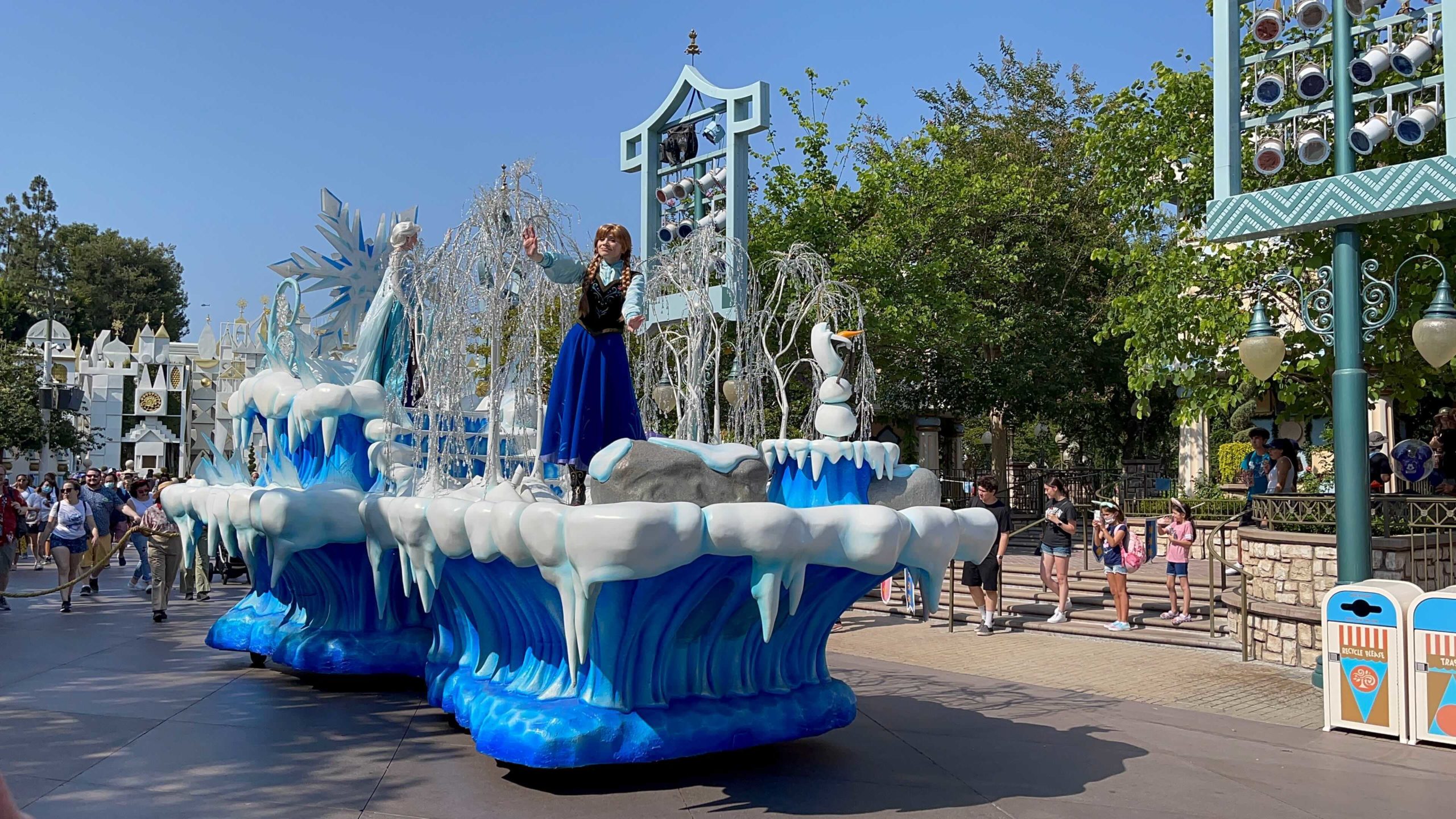 disneyland-frozen-cavalcade-2-6993987