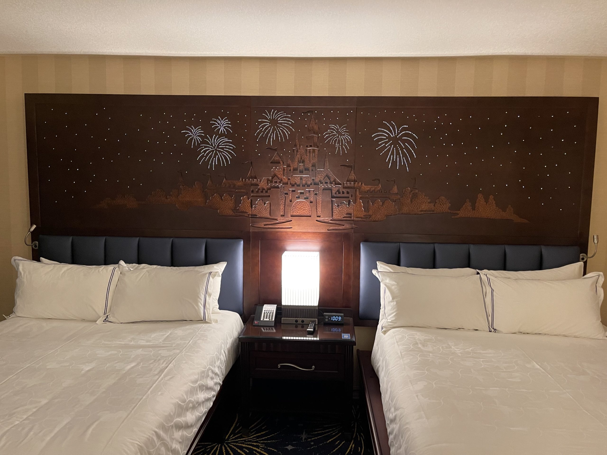 disneyland-hotel-premium-pool-view-room-55-7113292