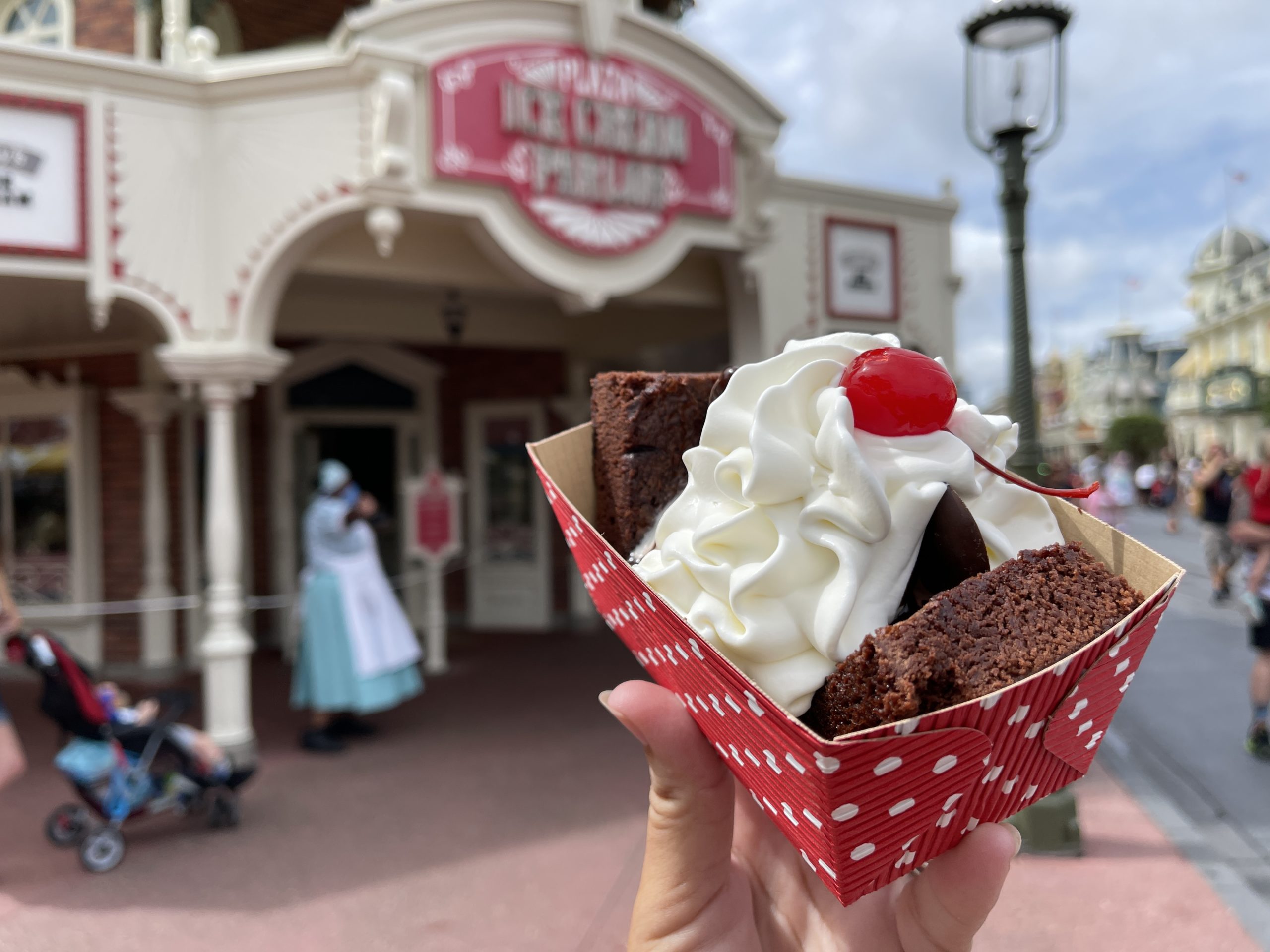 plaza-ice-cream-parlor-reopens-brownie-sundae-magic-kingdom-07072021