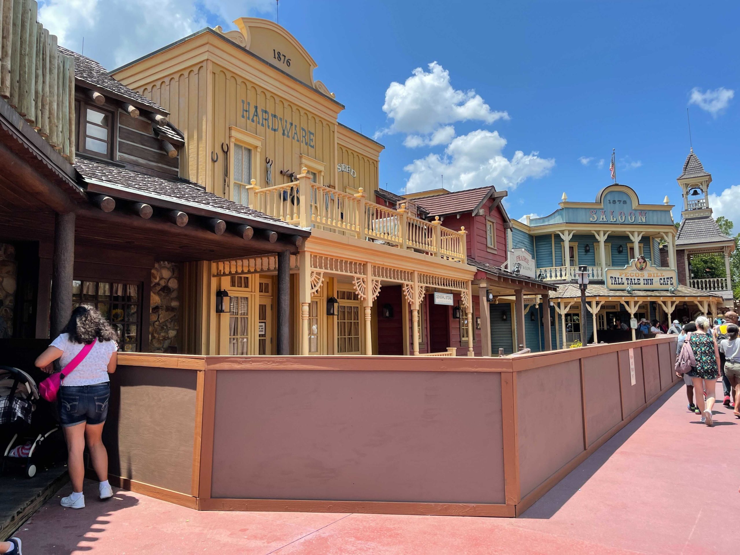 frontierland-construction-walls-7