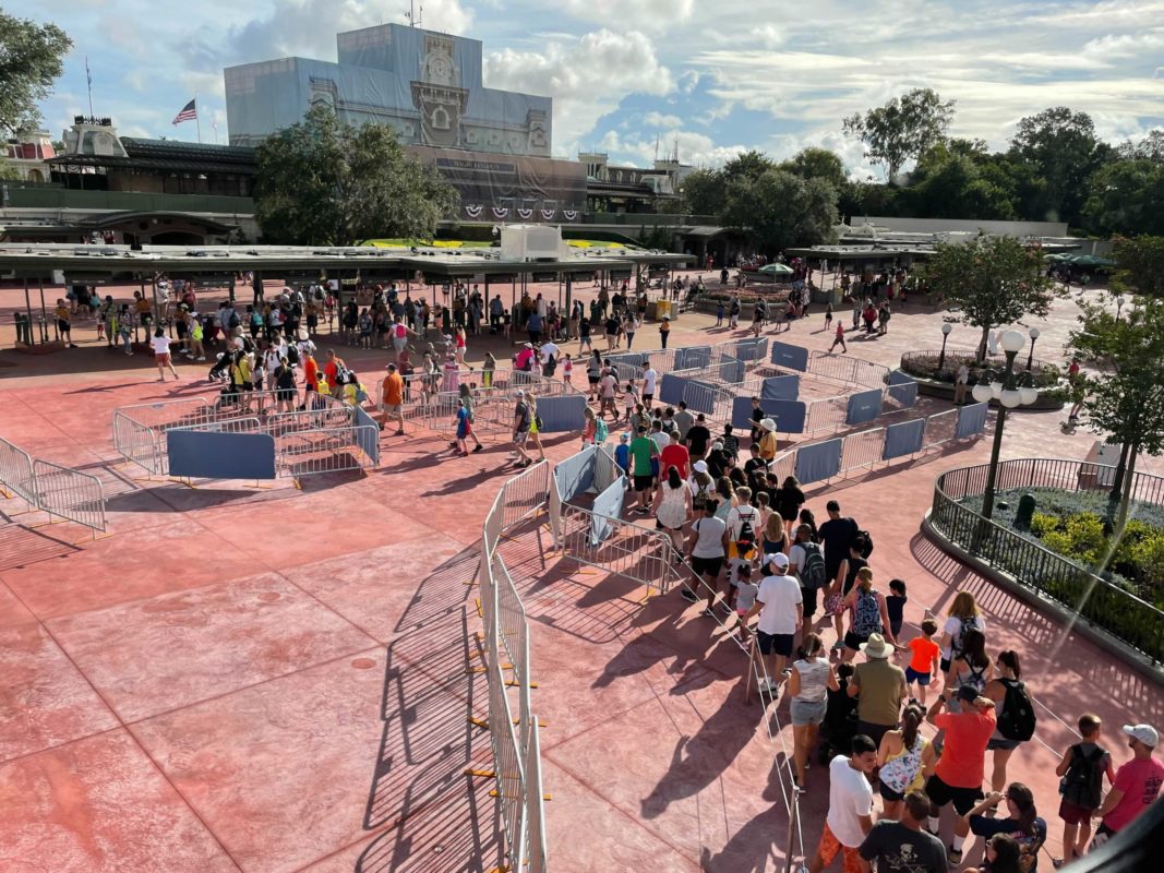 magic-kingdom-entrance-queue-4