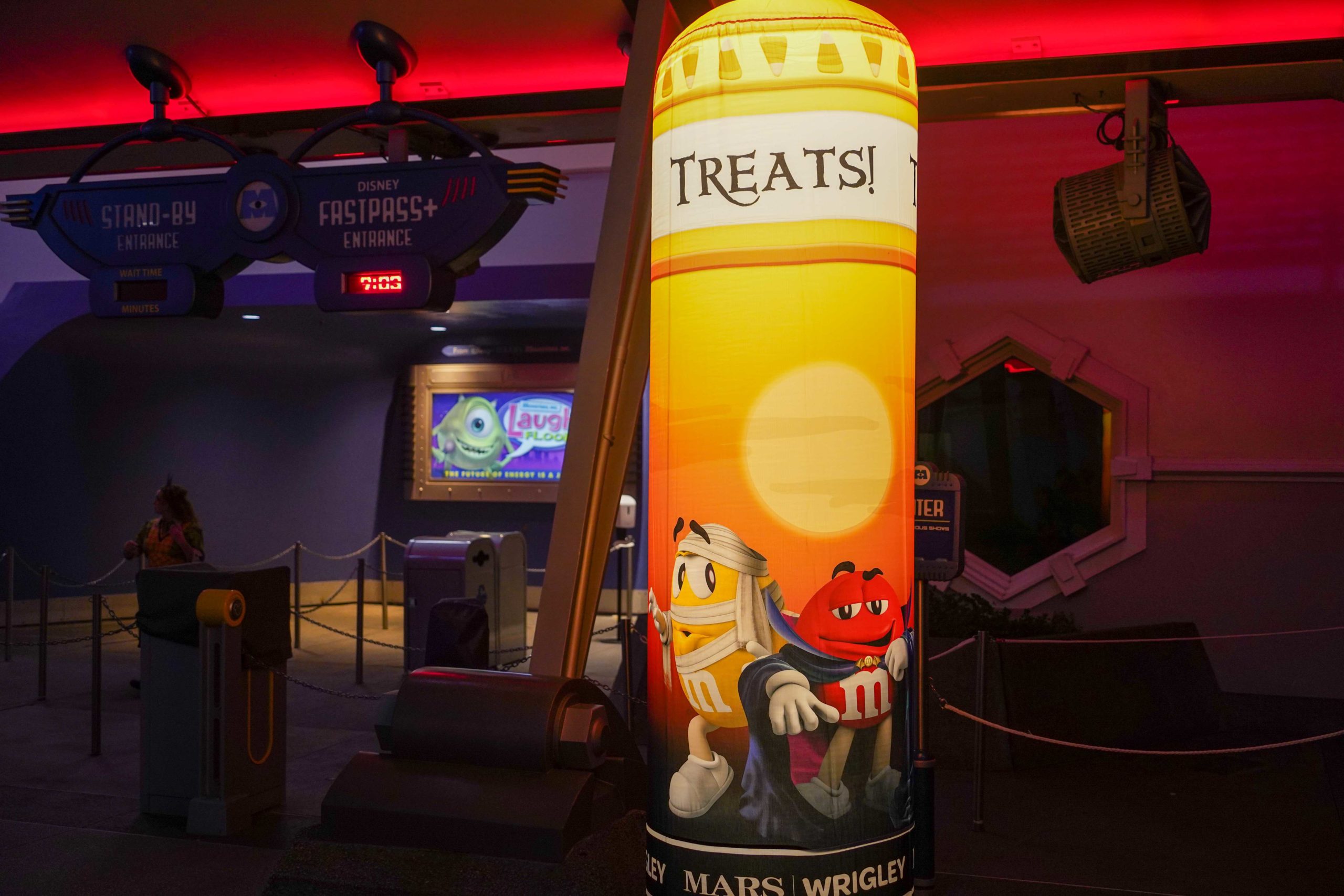 boo-bash-trick-or-treat-station-light-1490054