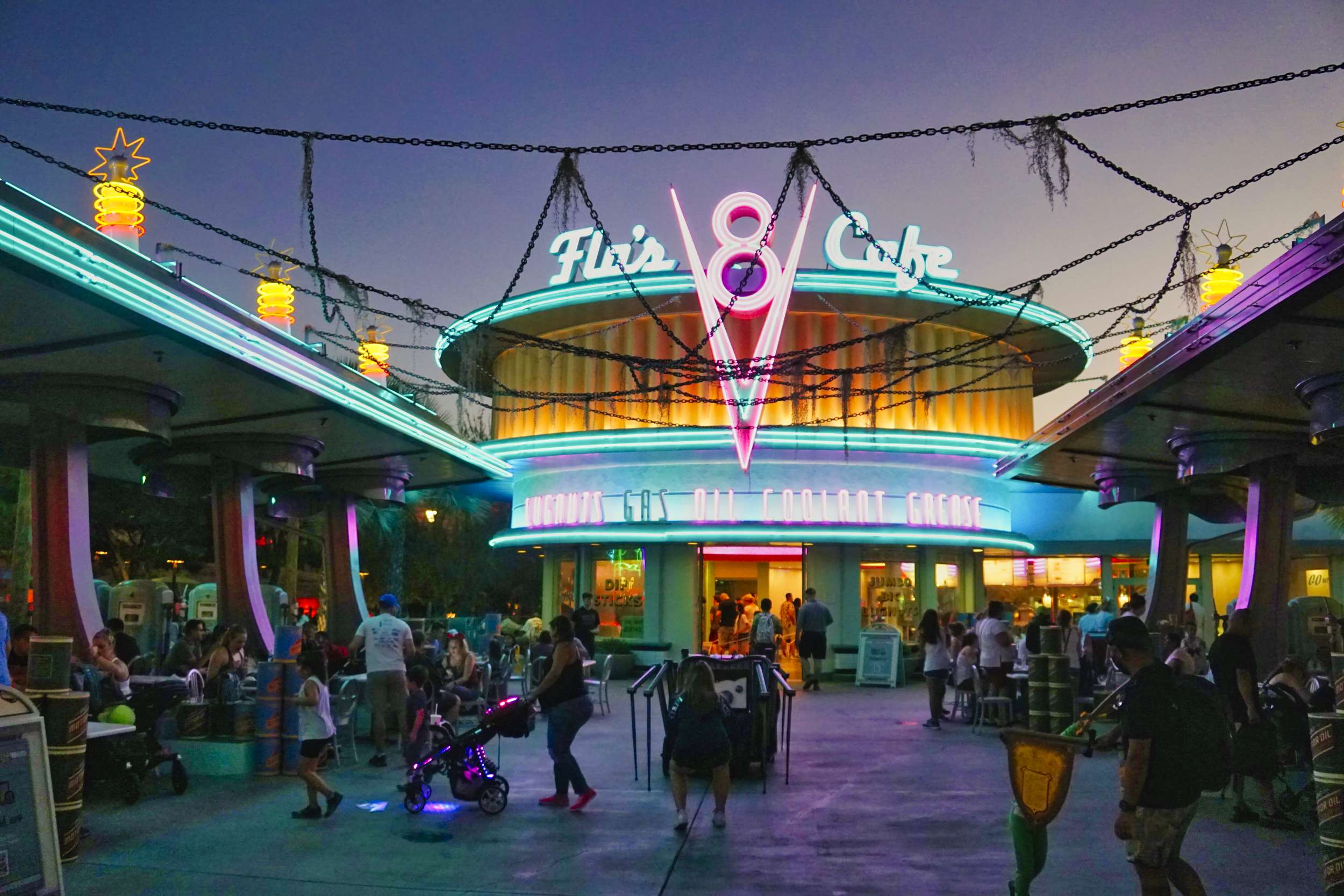 cars-land-haul-o-ween-night-flos-with-spider-car