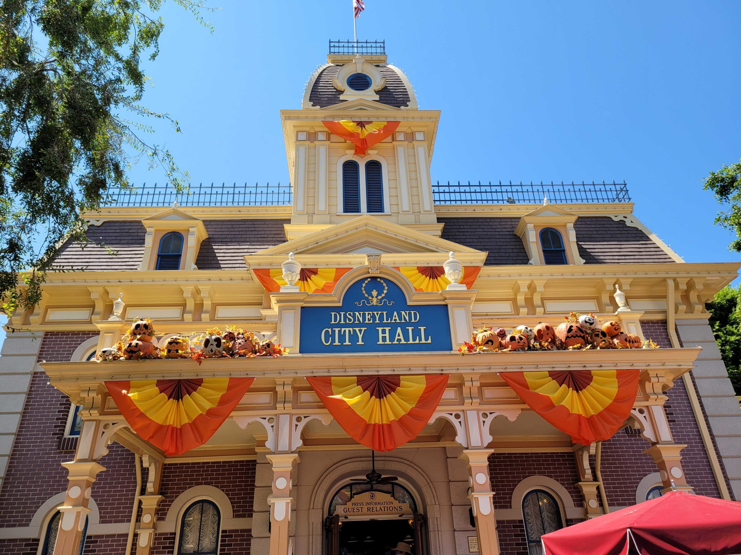 disneyland-main-street-u-s-a-autumn-decor-7-2997043