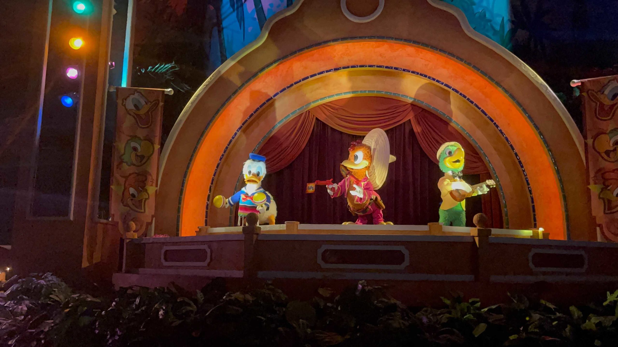 donald-duck-animatronic-broken