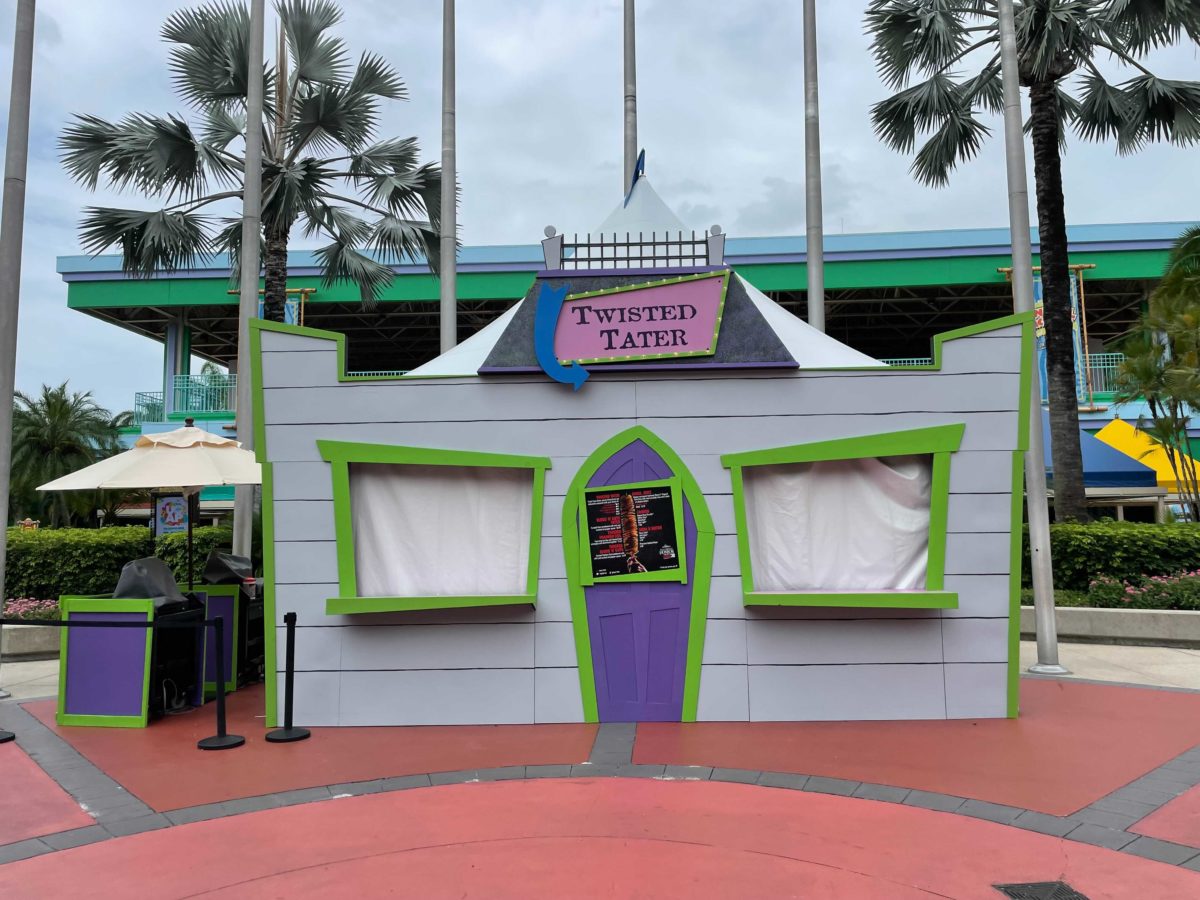 hhn-30-beetlejuice-twisted-taters-booth-2-1836592