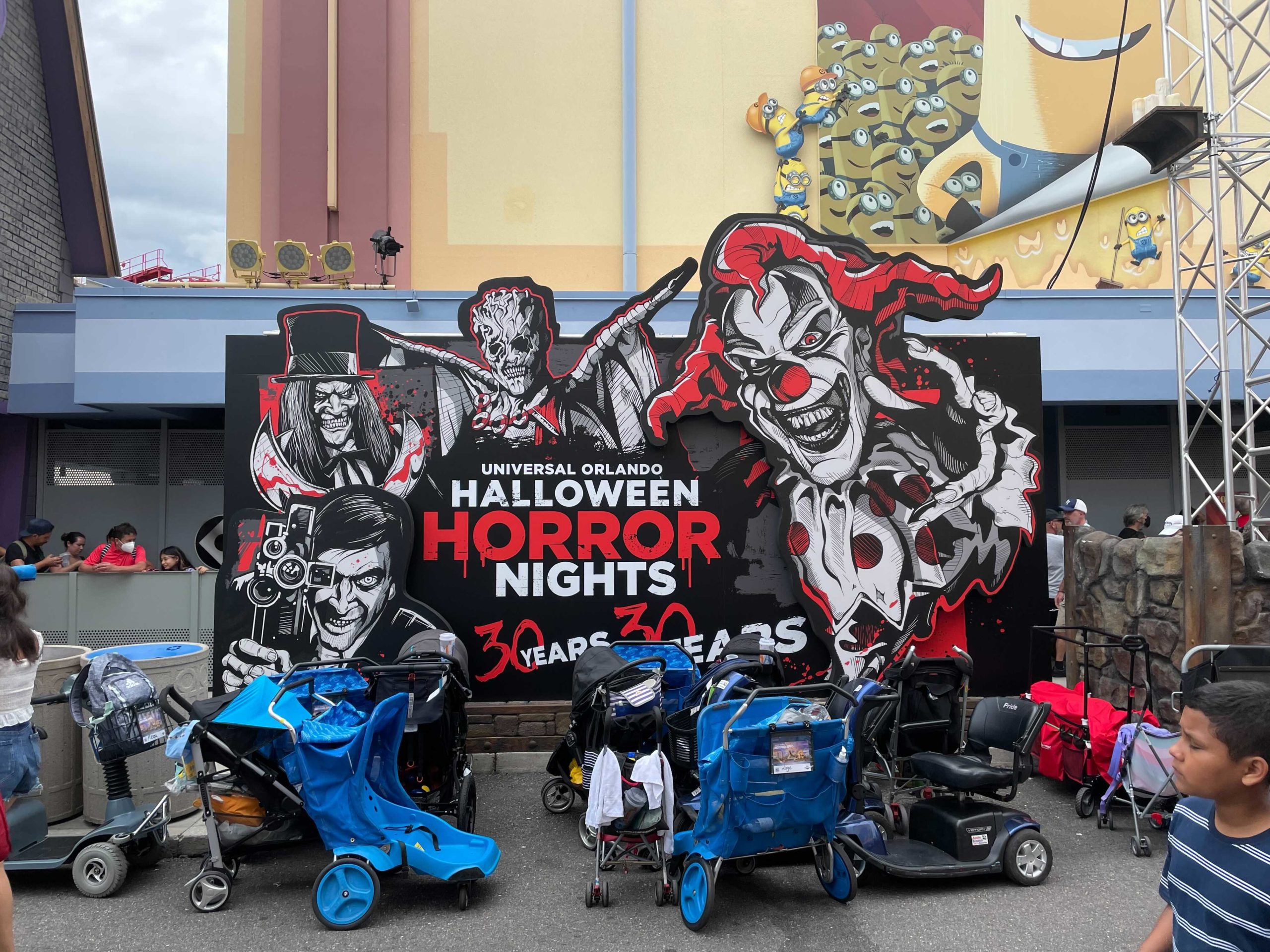 halloween-horror-nights-signs-6