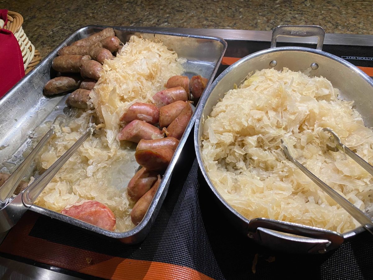 bratwurst-sauerkraut-biergarten-6438542