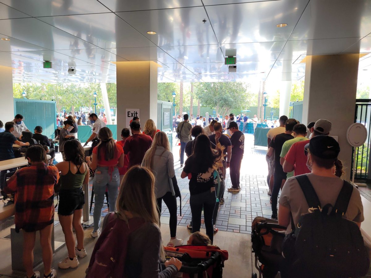 disneyland-new-security-scanners-082833