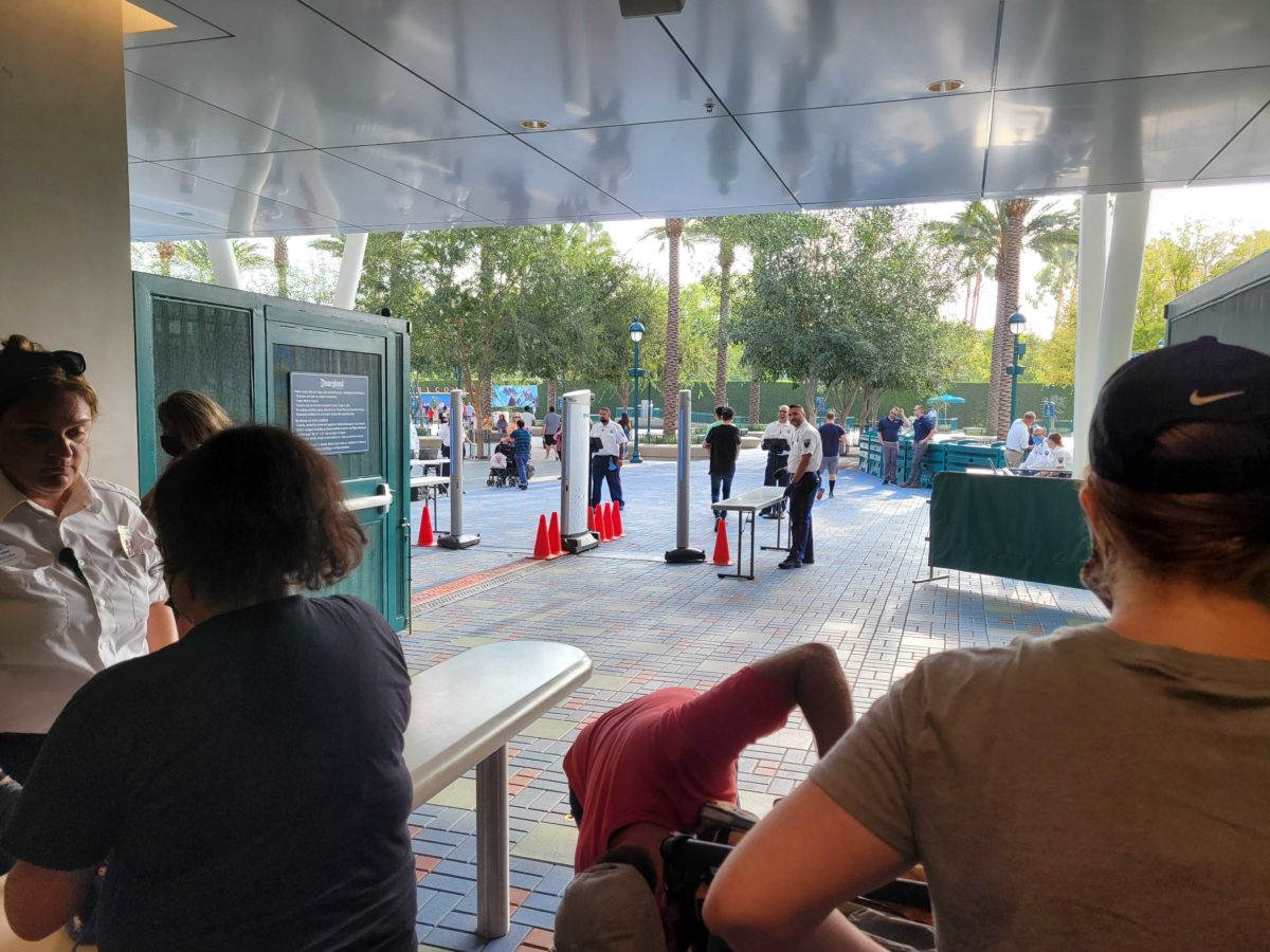 disneyland-new-security-scanners-082934