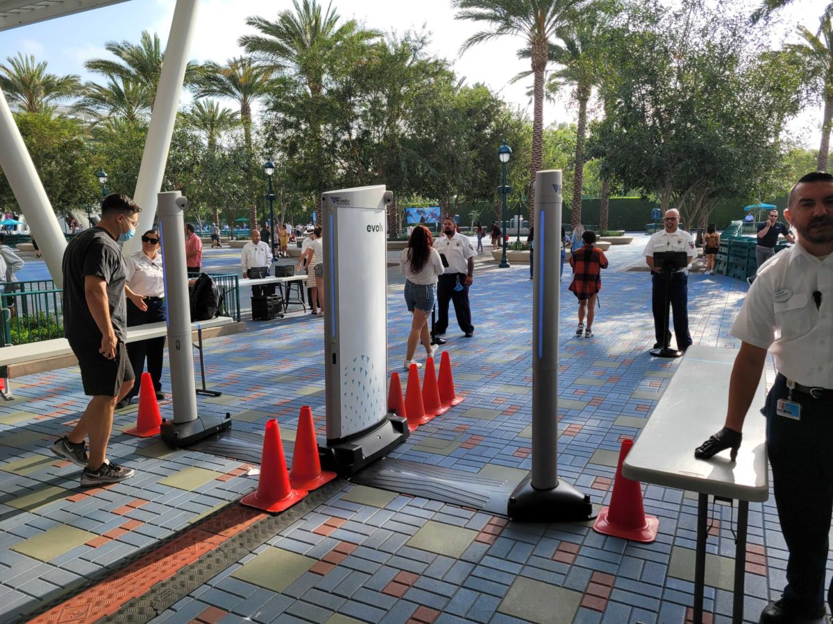 disneyland-new-security-scanners-083055