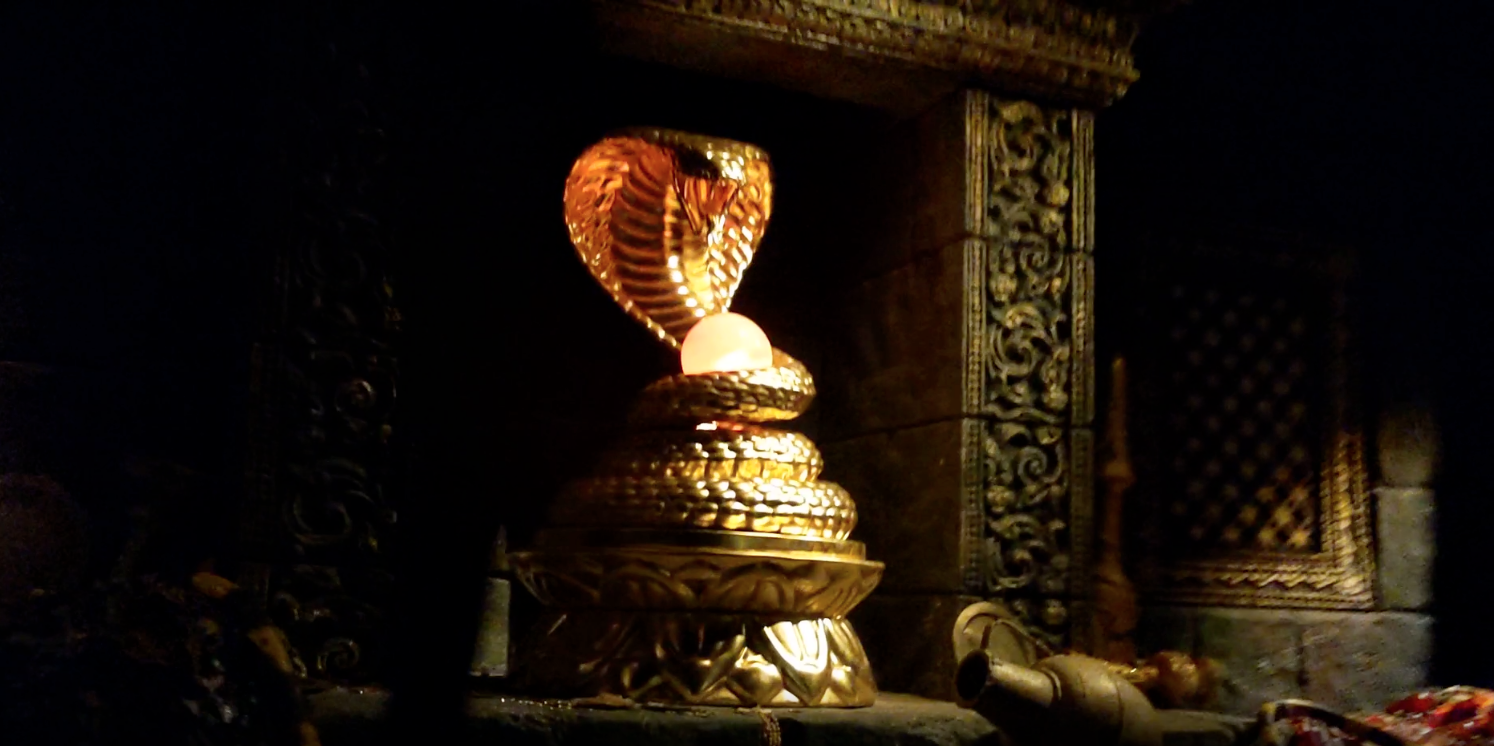 jungle-cruise-snake-statue