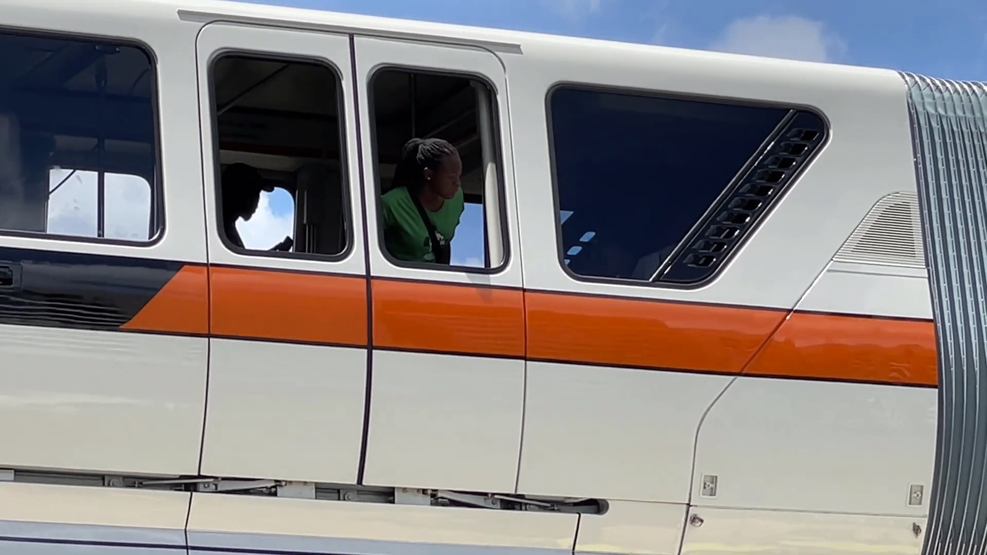 monorail-orange-loses-power-2-1002138