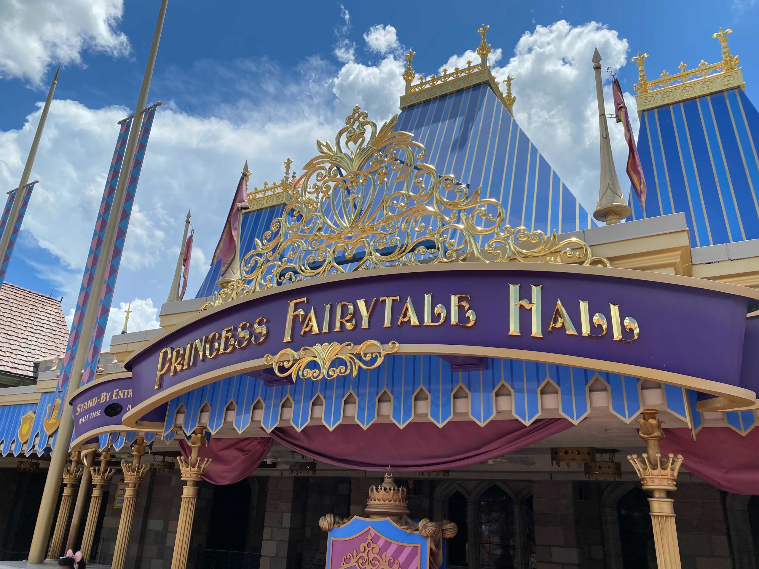 princess-fairytale-hall-gold