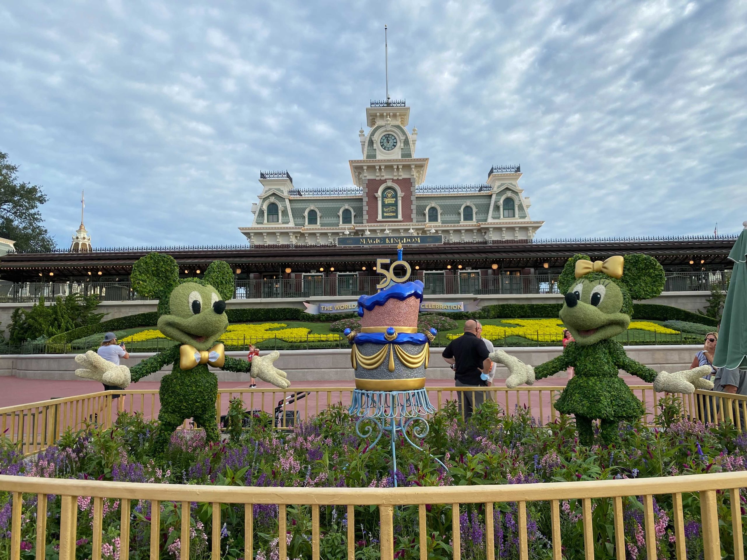 50th-anniversary-cake-topiary-wideshot-6924970