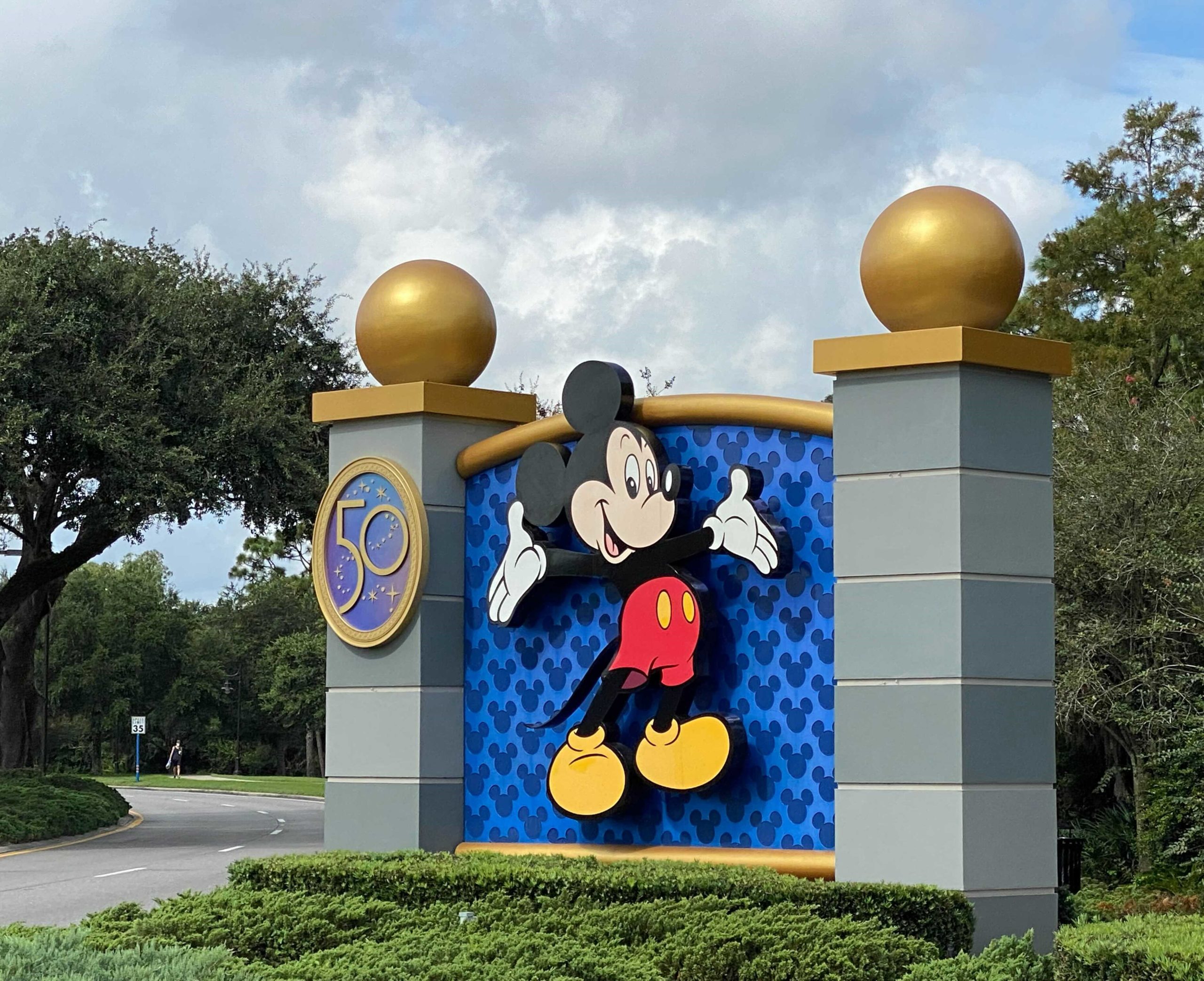 hotel-plaza-drive-entrance-50th-medallions-34-3657460