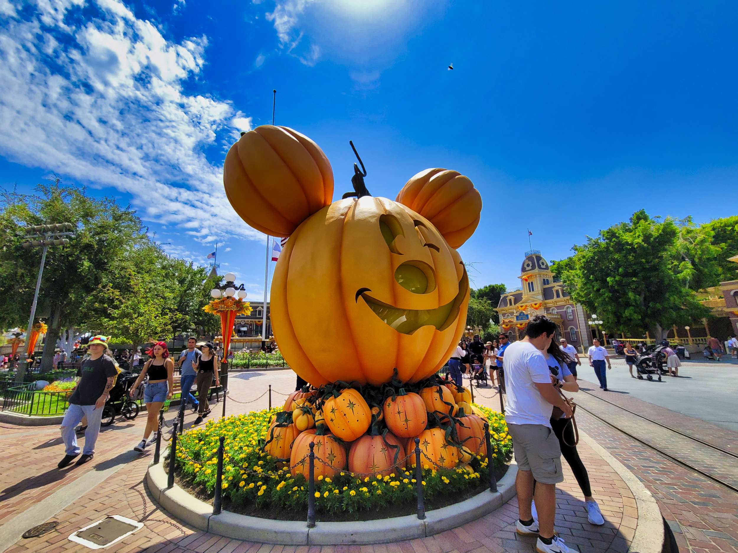 mickey-pumpkin-main-street-wink