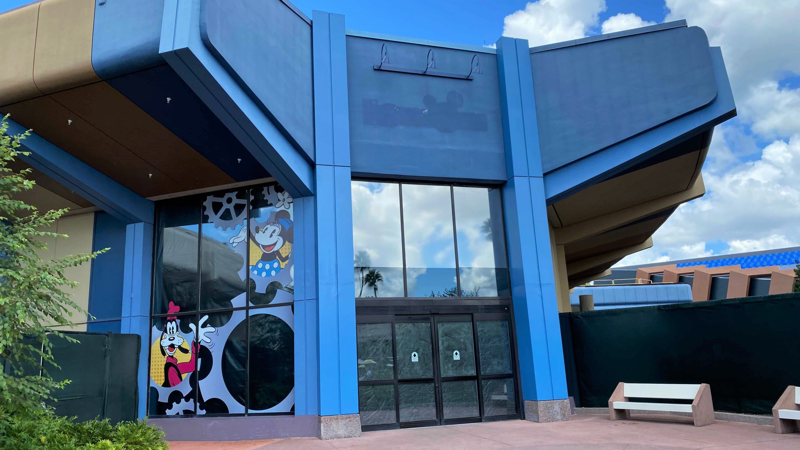 MouseGear closed and signs removed