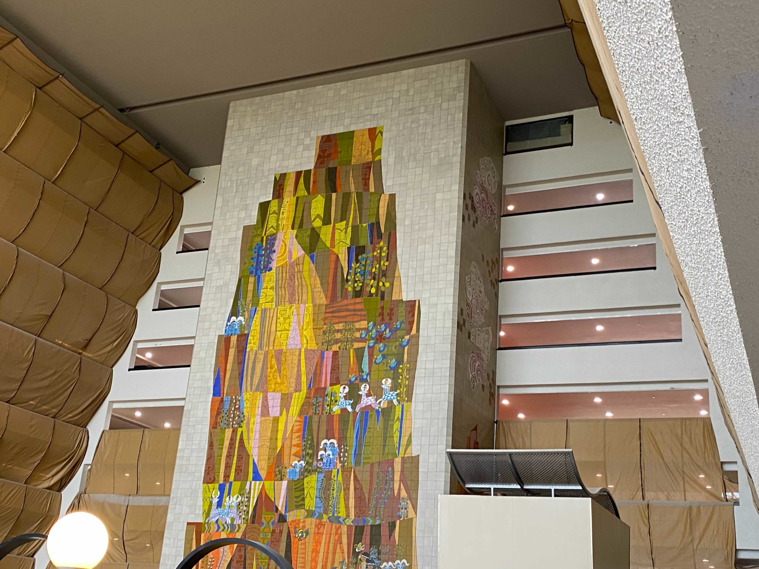 contemporary-resort-scrims-come-down-3250879