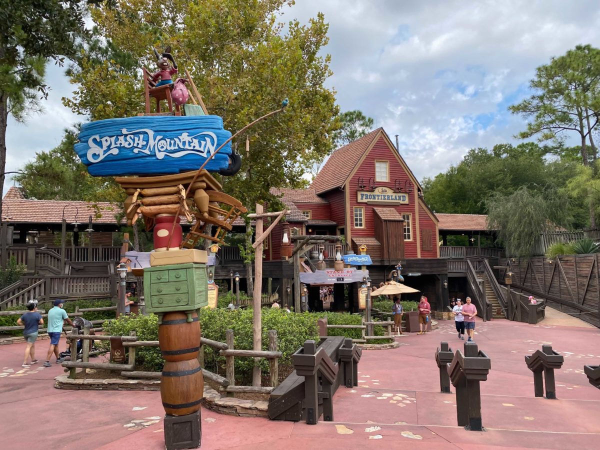 frontierland-train-station-0